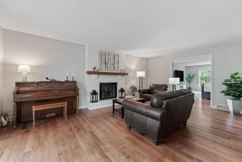 635 Oakview Drive Algonquin IL 60102