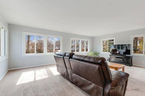 1045 Crestfield Avenue Libertyville IL 60048