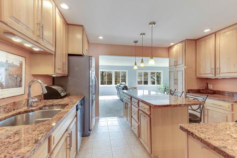 1045 Crestfield Avenue Libertyville IL 60048