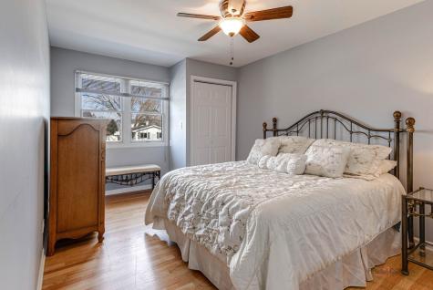 1045 Crestfield Avenue Libertyville IL 60048