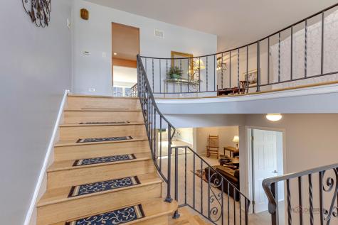 1045 Crestfield Avenue Libertyville IL 60048