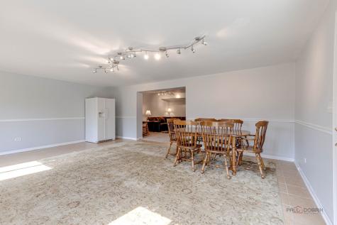 1045 Crestfield Avenue Libertyville IL 60048