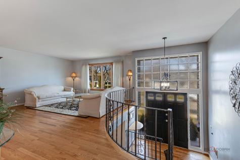 1045 Crestfield Avenue Libertyville IL 60048