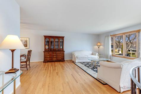 1045 Crestfield Avenue Libertyville IL 60048