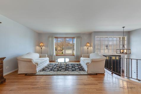 1045 Crestfield Avenue Libertyville IL 60048
