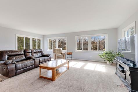 1045 Crestfield Avenue Libertyville IL 60048