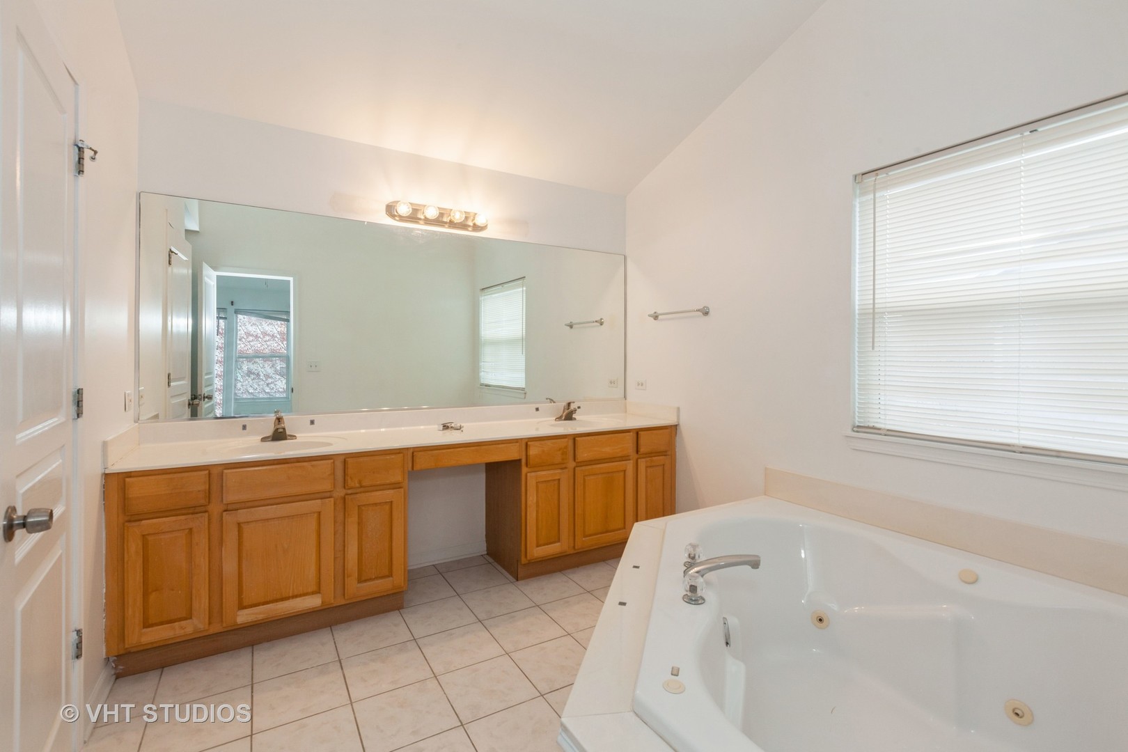 1110 Oakhill Drive Aurora IL 60502