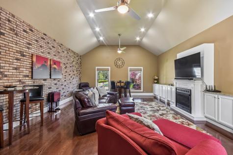 588 Kingston Court Roselle IL 60172