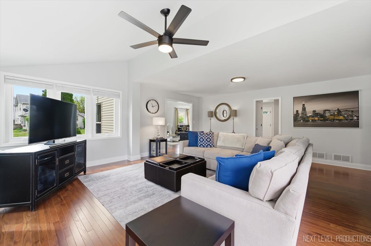 320 Essex Court Aurora IL 60504