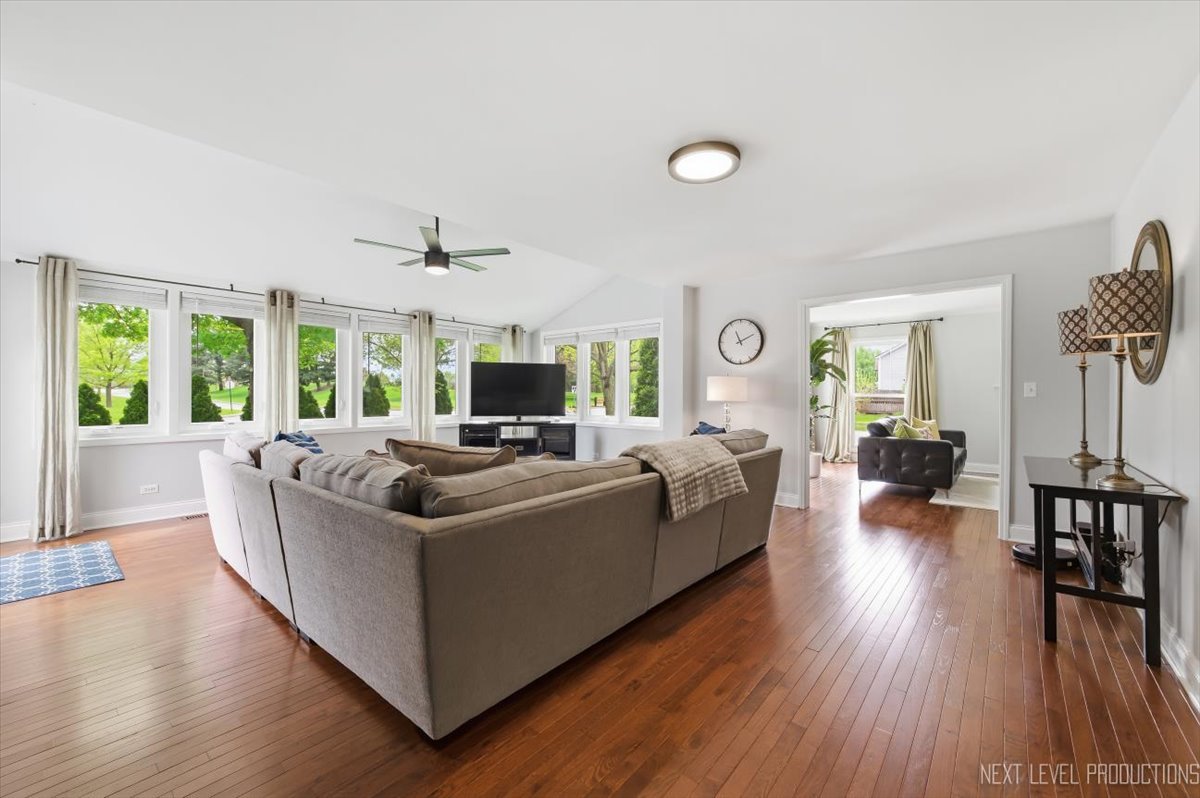 320 Essex Court Aurora IL 60504