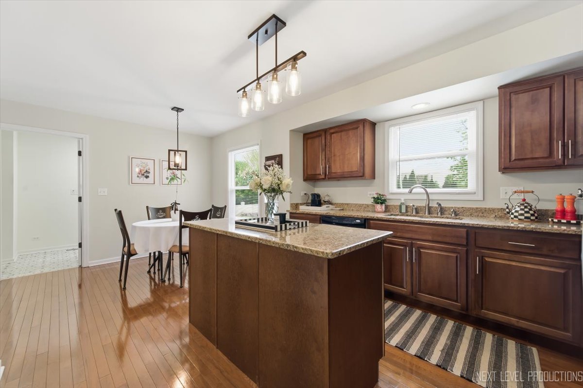 320 Essex Court Aurora IL 60504