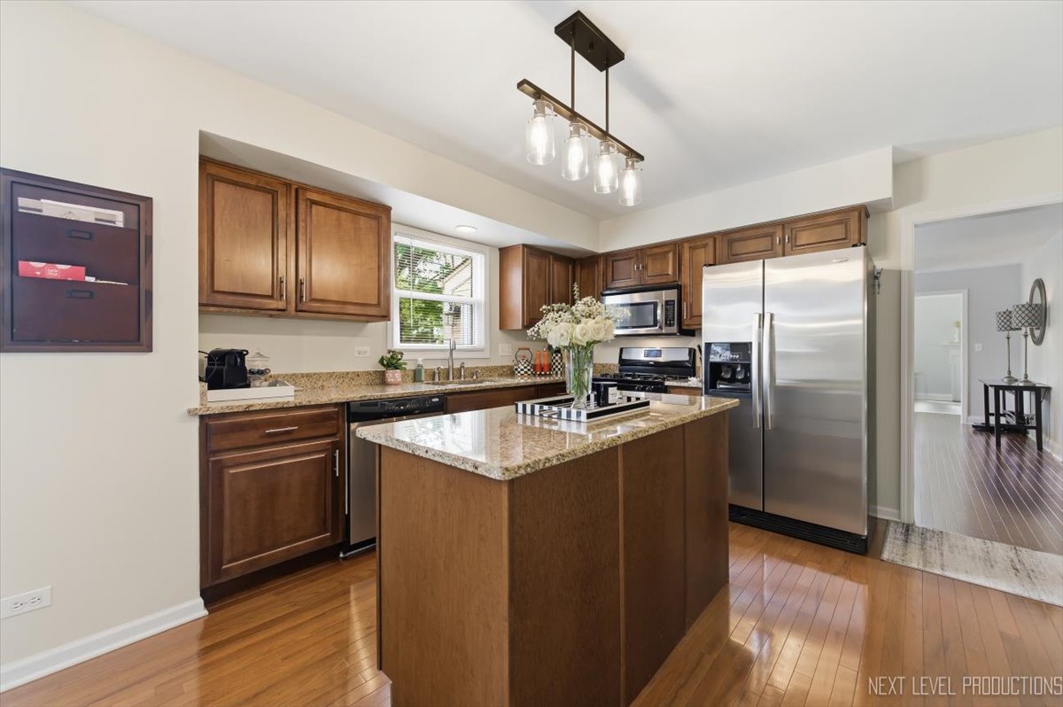 320 Essex Court Aurora IL 60504