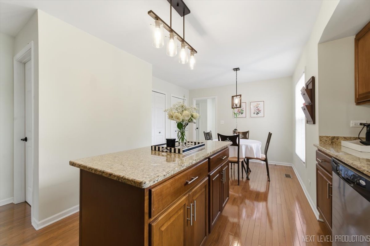 320 Essex Court Aurora IL 60504