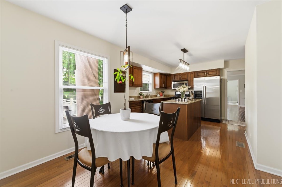 320 Essex Court Aurora IL 60504