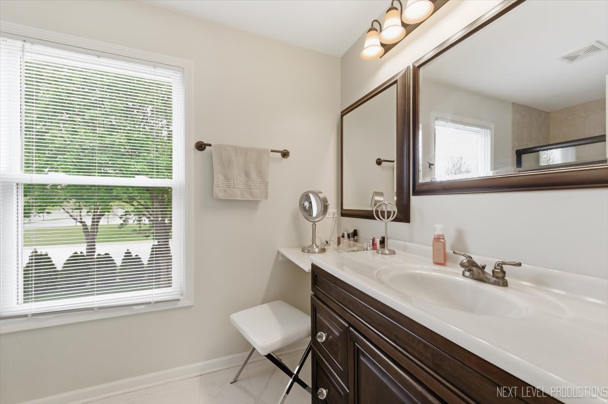 320 Essex Court Aurora IL 60504