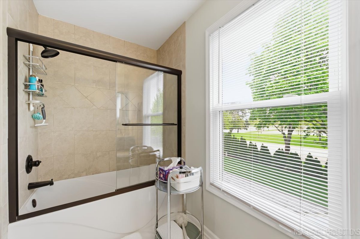 320 Essex Court Aurora IL 60504