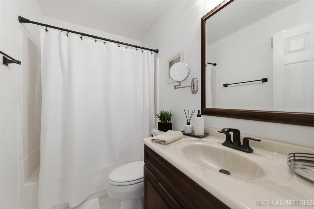 320 Essex Court Aurora IL 60504