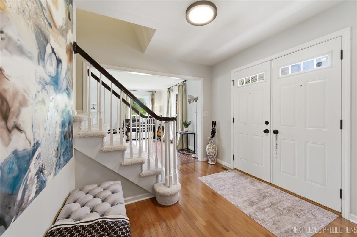 320 Essex Court Aurora IL 60504