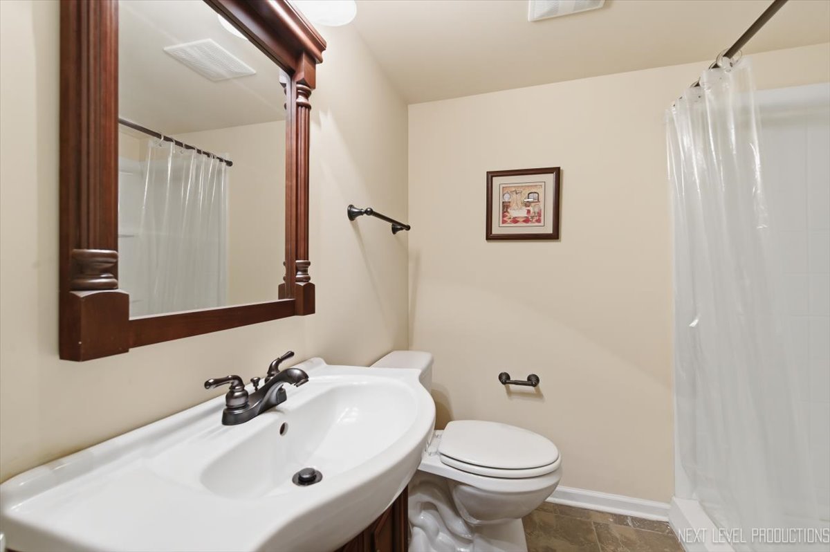 320 Essex Court Aurora IL 60504