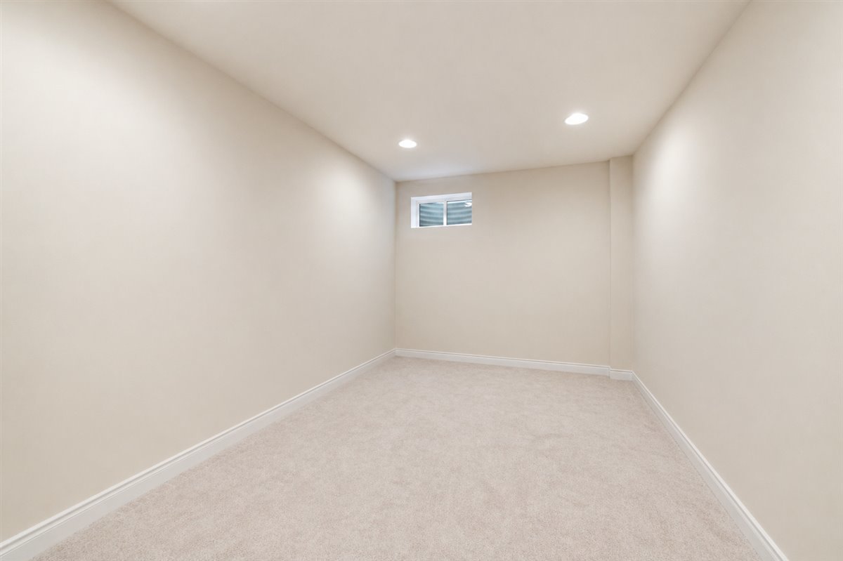 320 Essex Court Aurora IL 60504