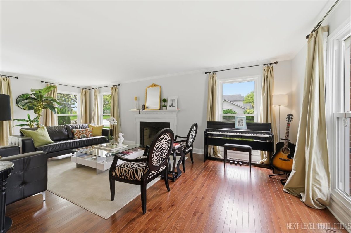 320 Essex Court Aurora IL 60504