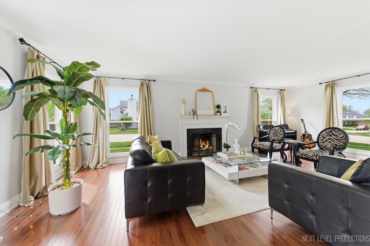 320 Essex Court Aurora IL 60504