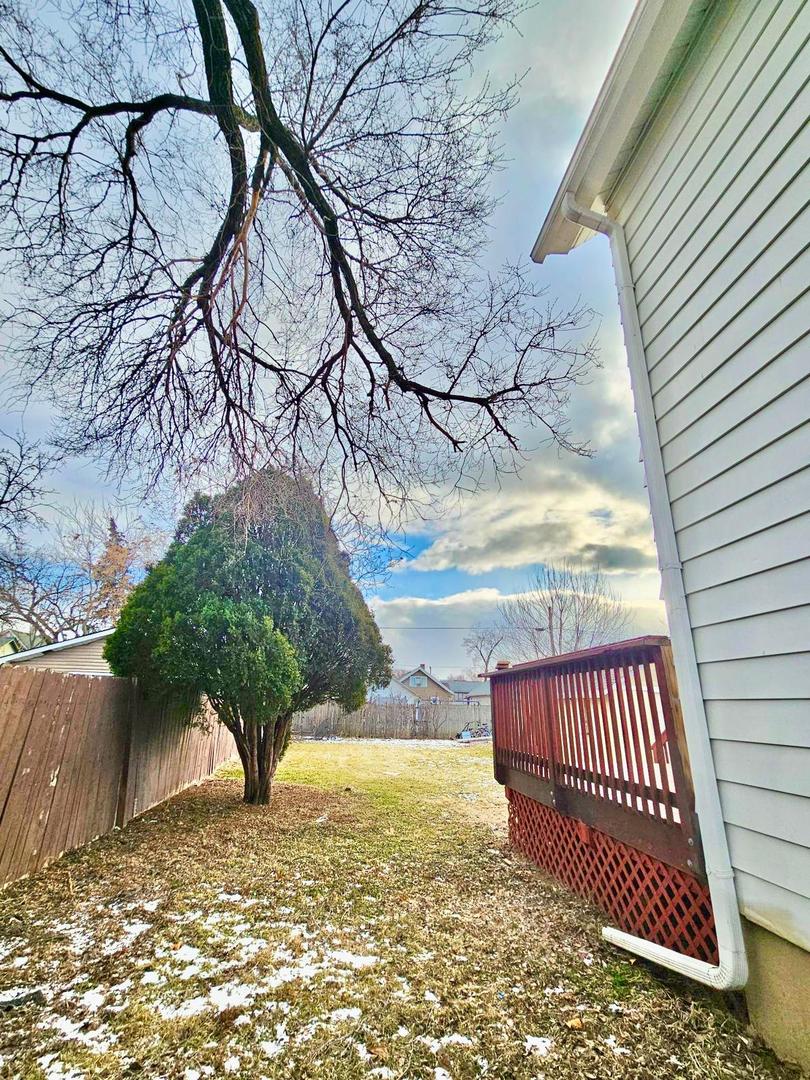 747 Delius Street Aurora IL 60505