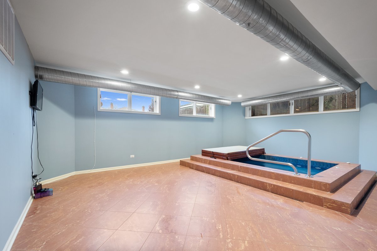 2709 West Sherwin Avenue Chicago IL 60645