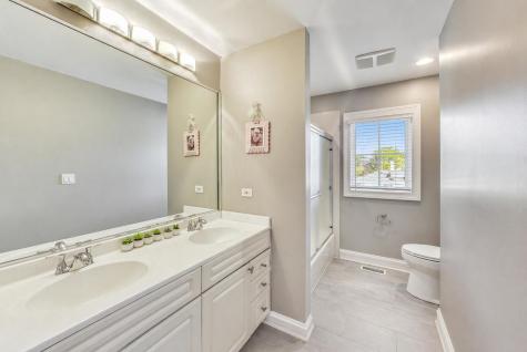 2439 Center Avenue Northbrook IL 60062