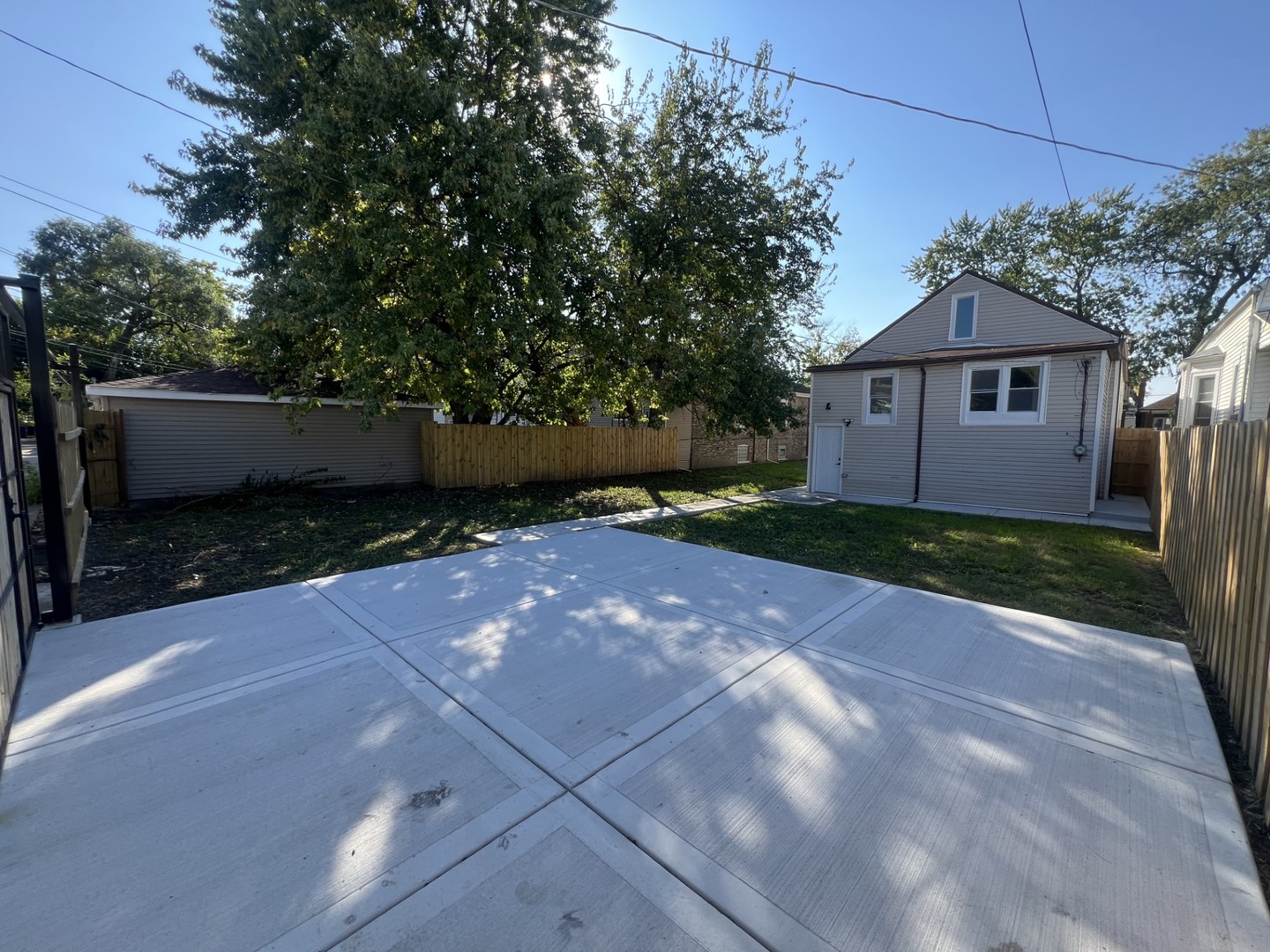 8423 South Carpenter Street Chicago IL 60620