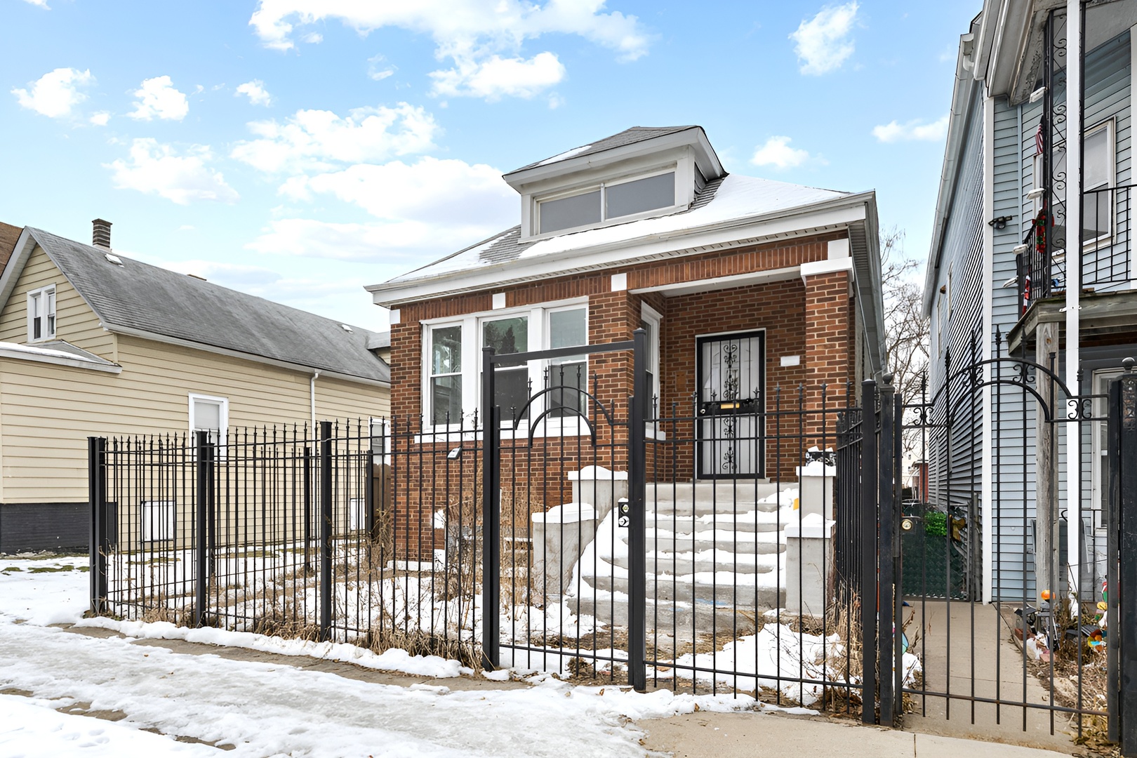 8528 South Escanaba Avenue Chicago IL 60617
