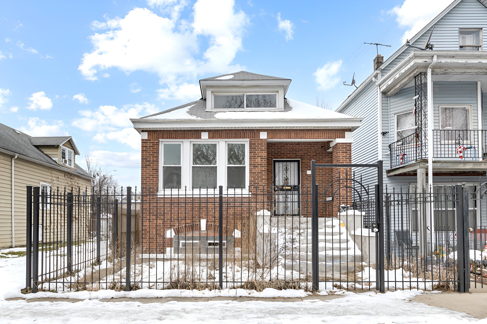 8528 South Escanaba Avenue Chicago IL 60617