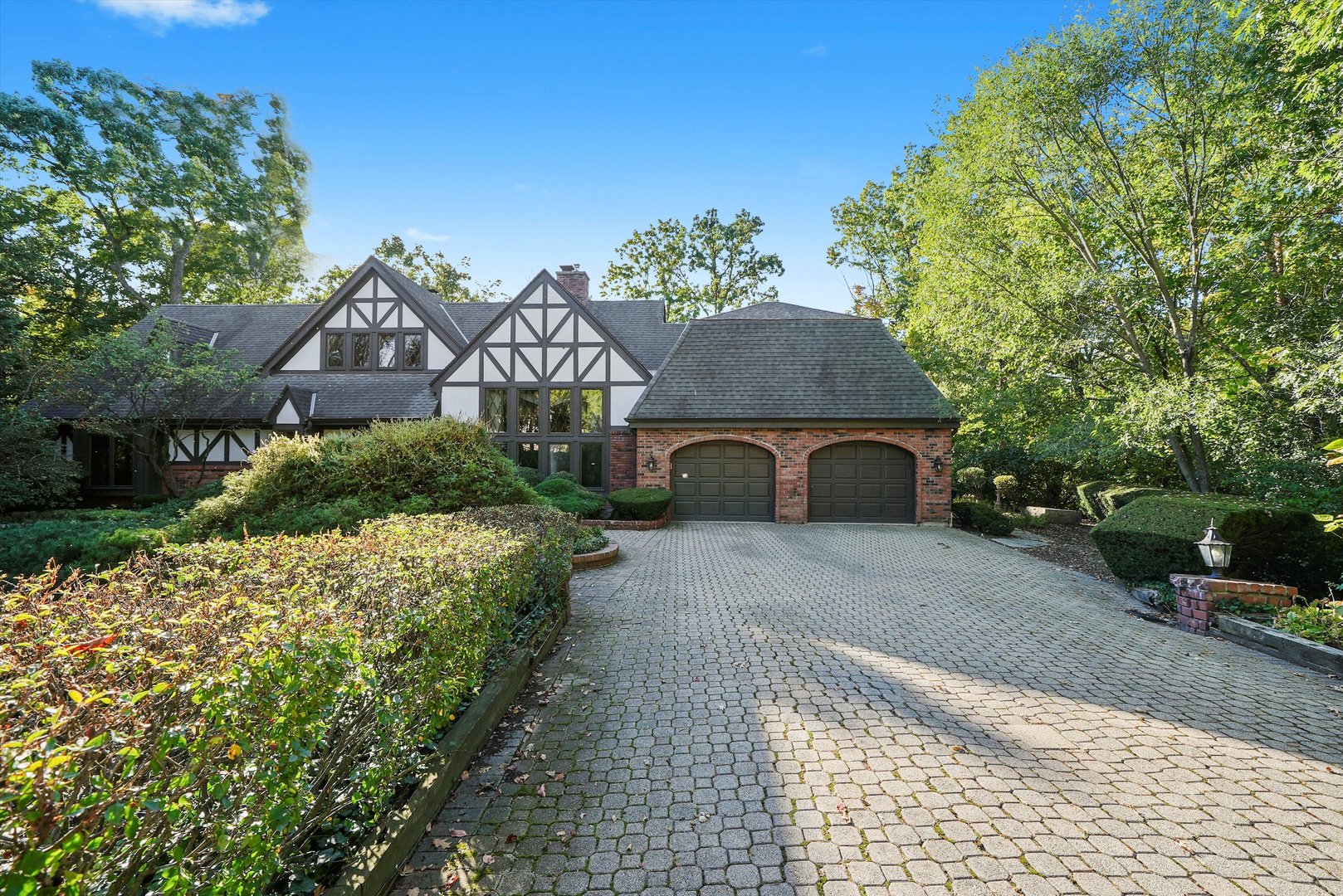 23W121 Kings Court Glen Ellyn IL 60137