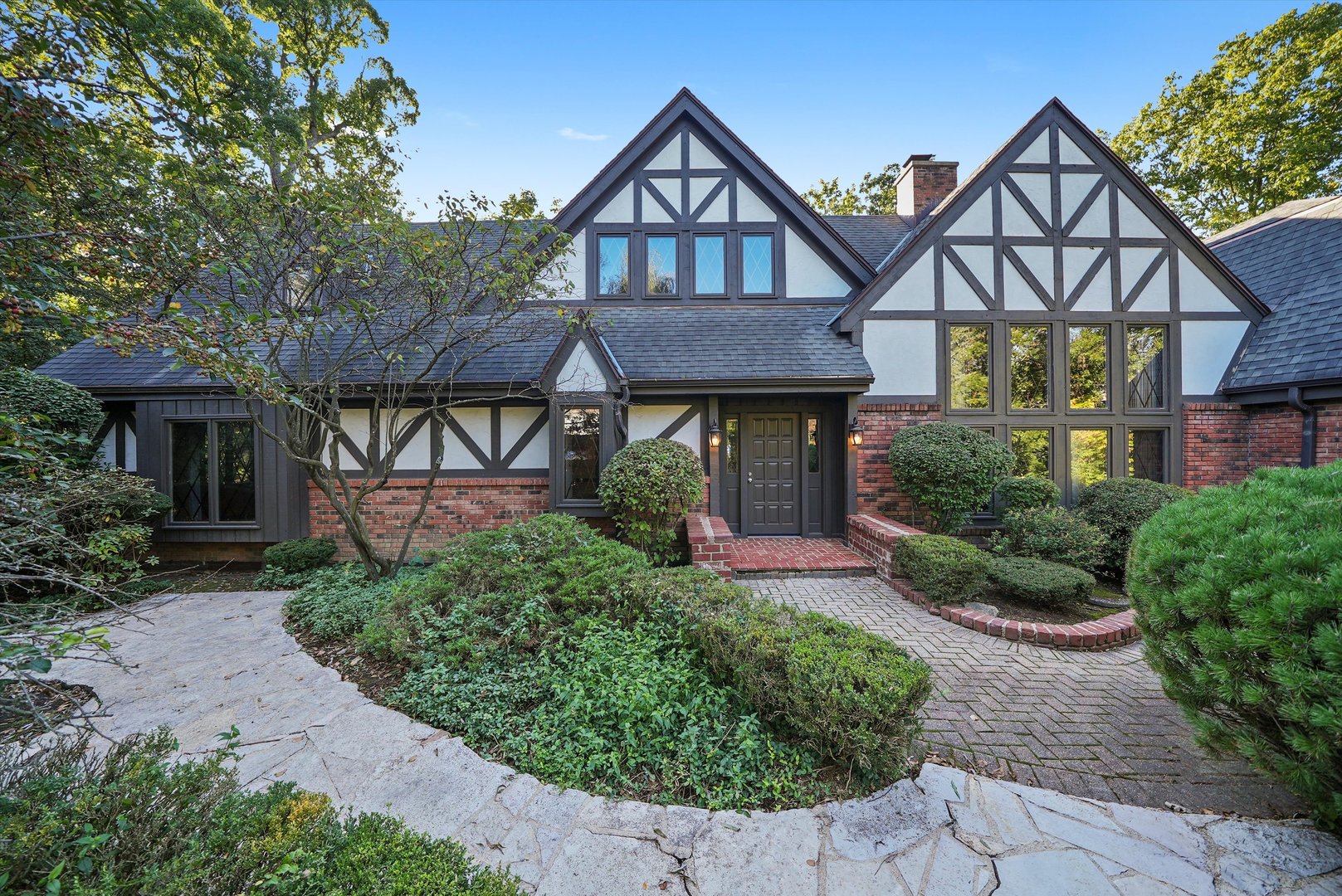 23W121 Kings Court Glen Ellyn IL 60137