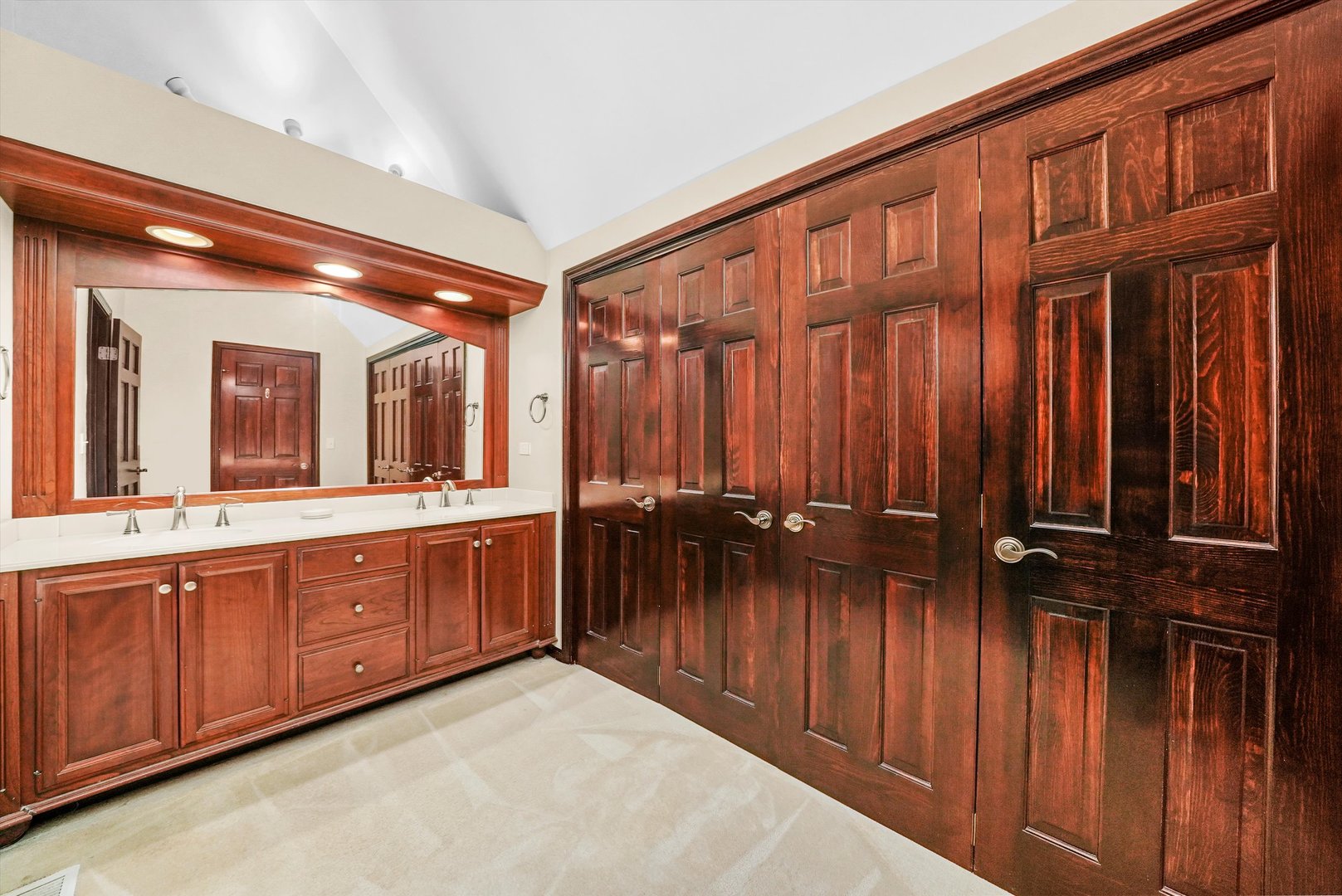 23W121 Kings Court Glen Ellyn IL 60137