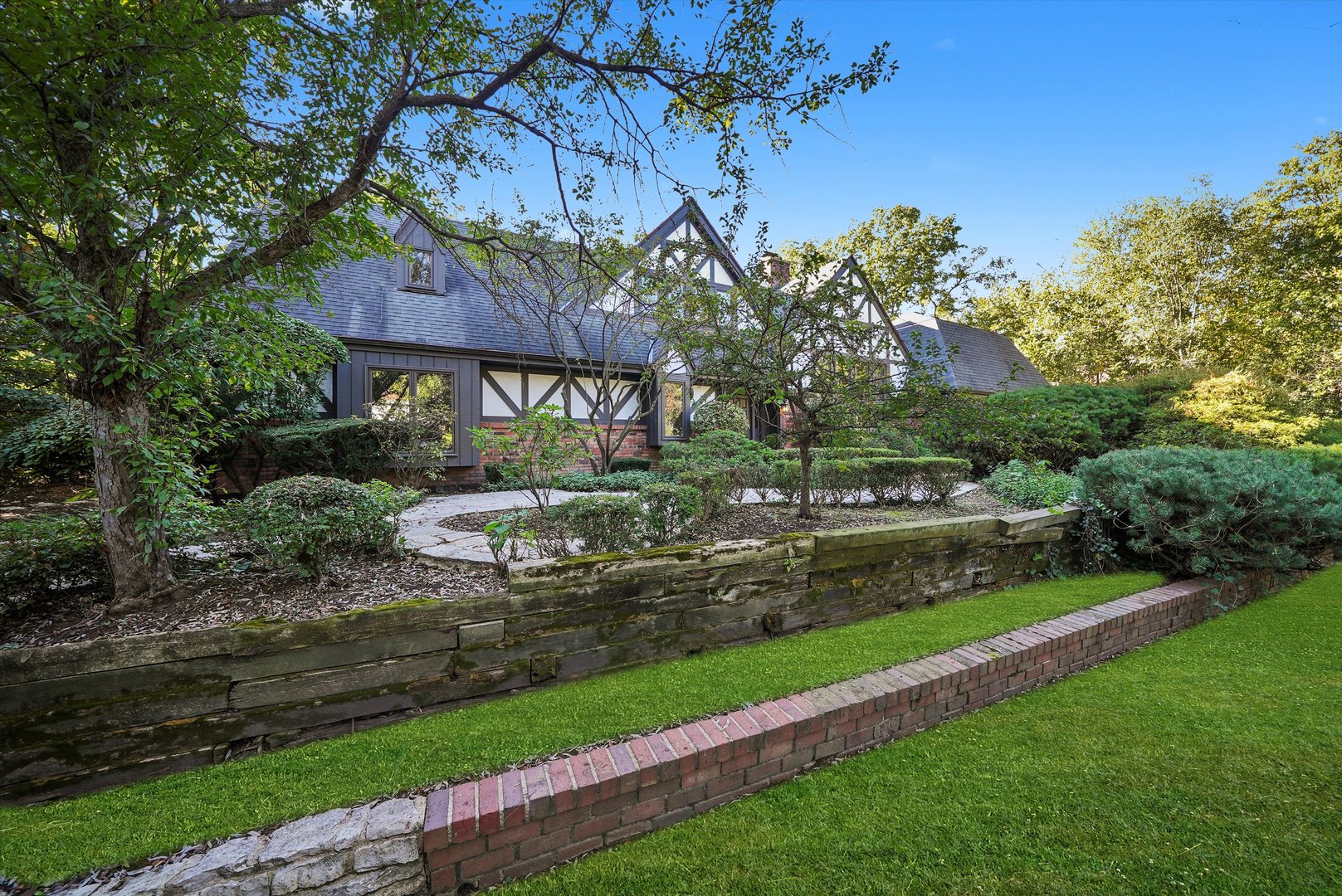 23W121 Kings Court Glen Ellyn IL 60137