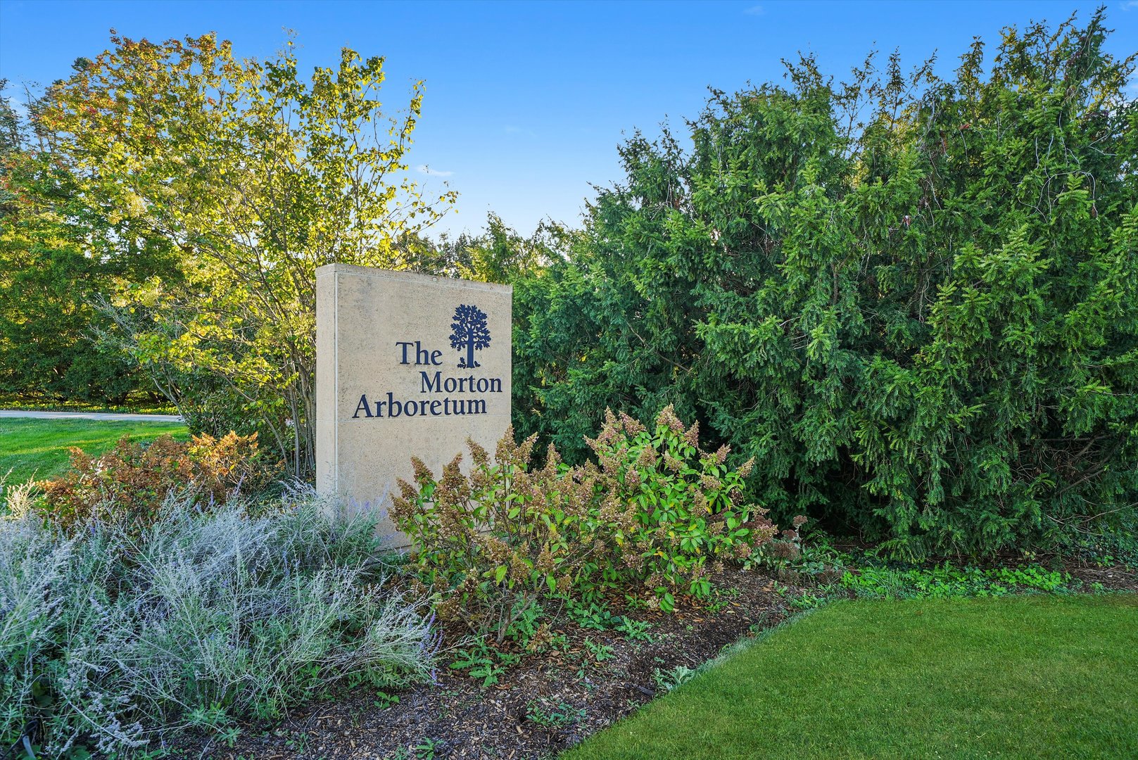 23W121 Kings Court Glen Ellyn IL 60137