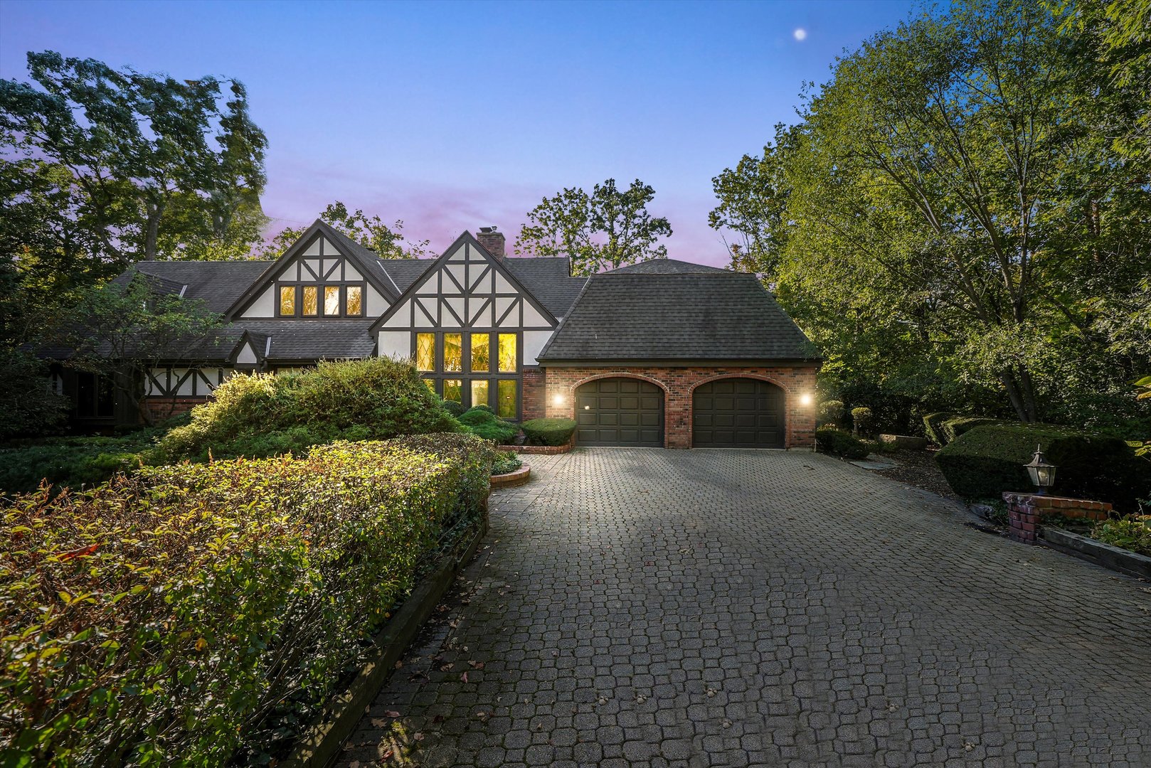 23W121 Kings Court Glen Ellyn IL 60137