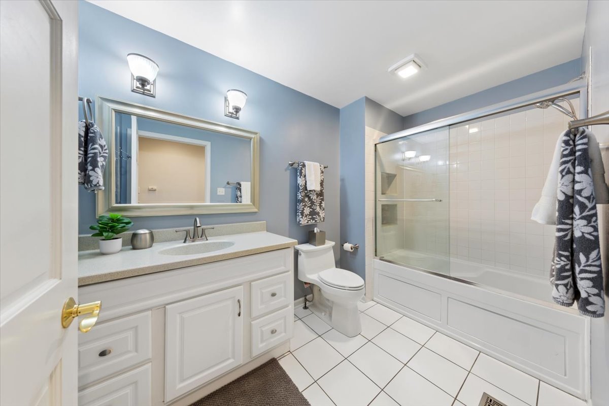 1808 West School Street Chicago IL 60657