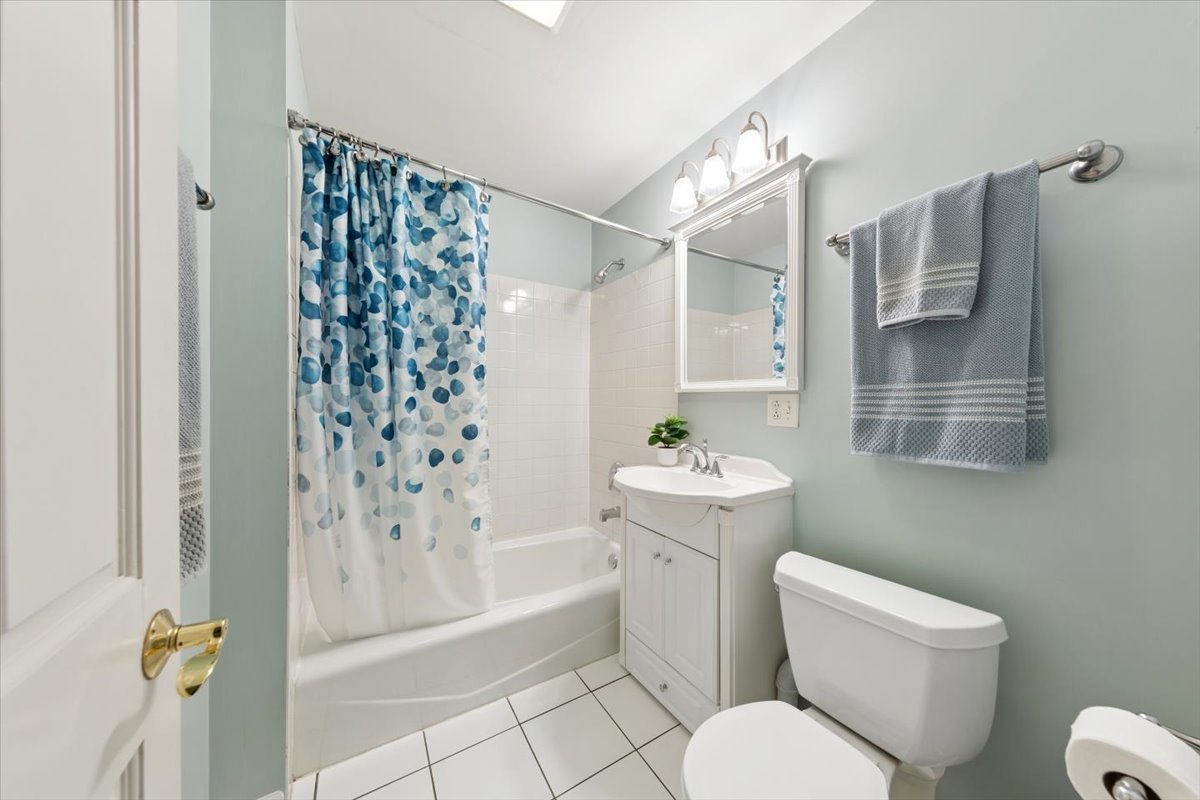 1808 West School Street Chicago IL 60657