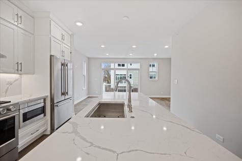 184 Eli Court Des Plaines IL 60016