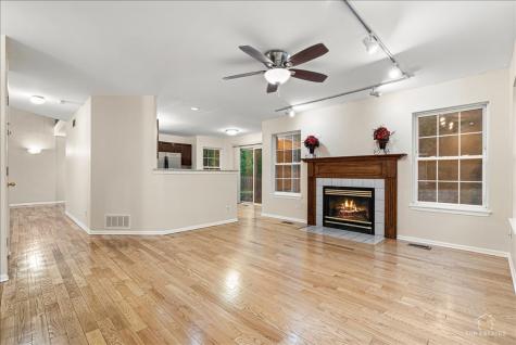 7 Eagle Court Streamwood IL 60107