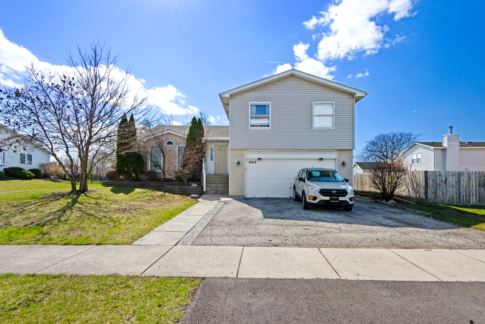 649 Hiawatha Drive Carol Stream IL 60188