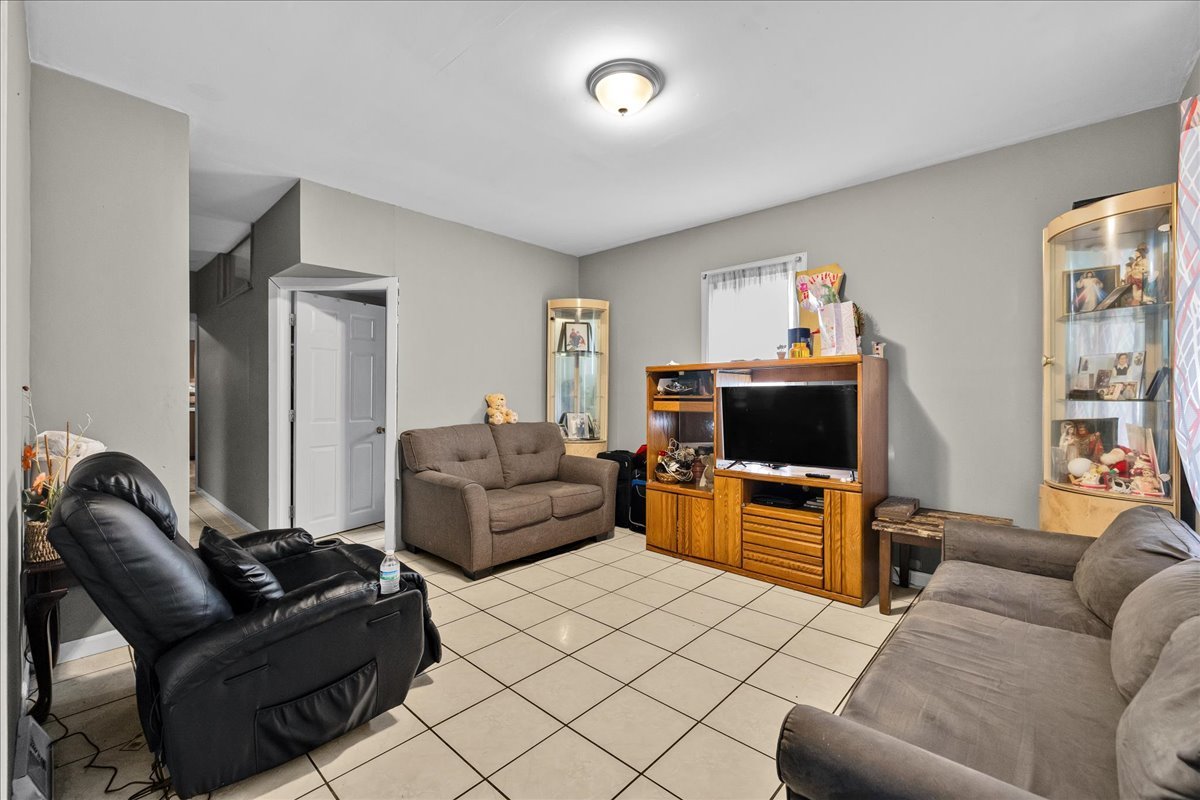 817 Front Street Aurora IL 60505