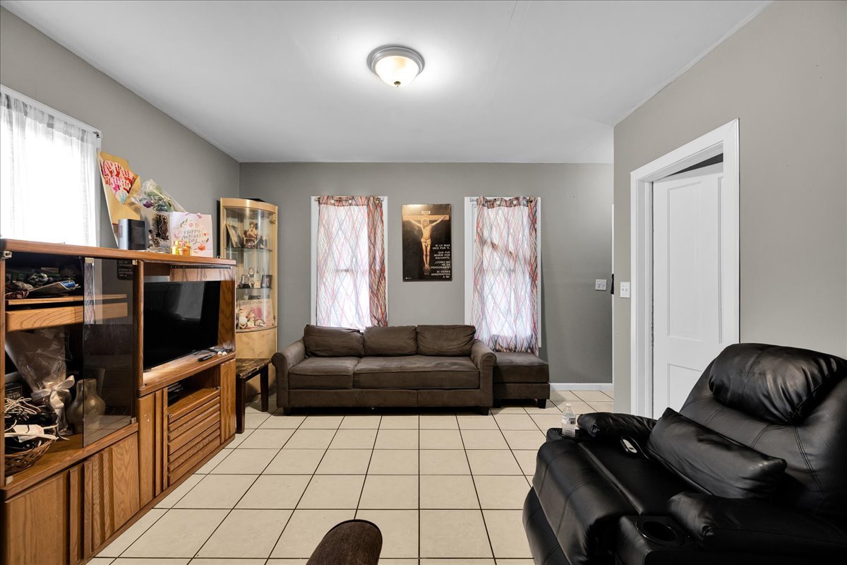 817 Front Street Aurora IL 60505