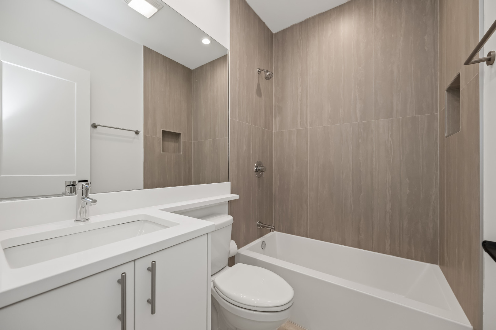 704 East 41 Street Chicago IL 60653