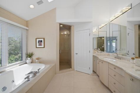 124 Ravinoaks Lane Highland Park IL 60035