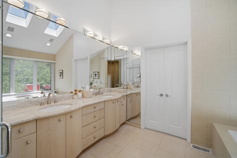 124 Ravinoaks Lane Highland Park IL 60035