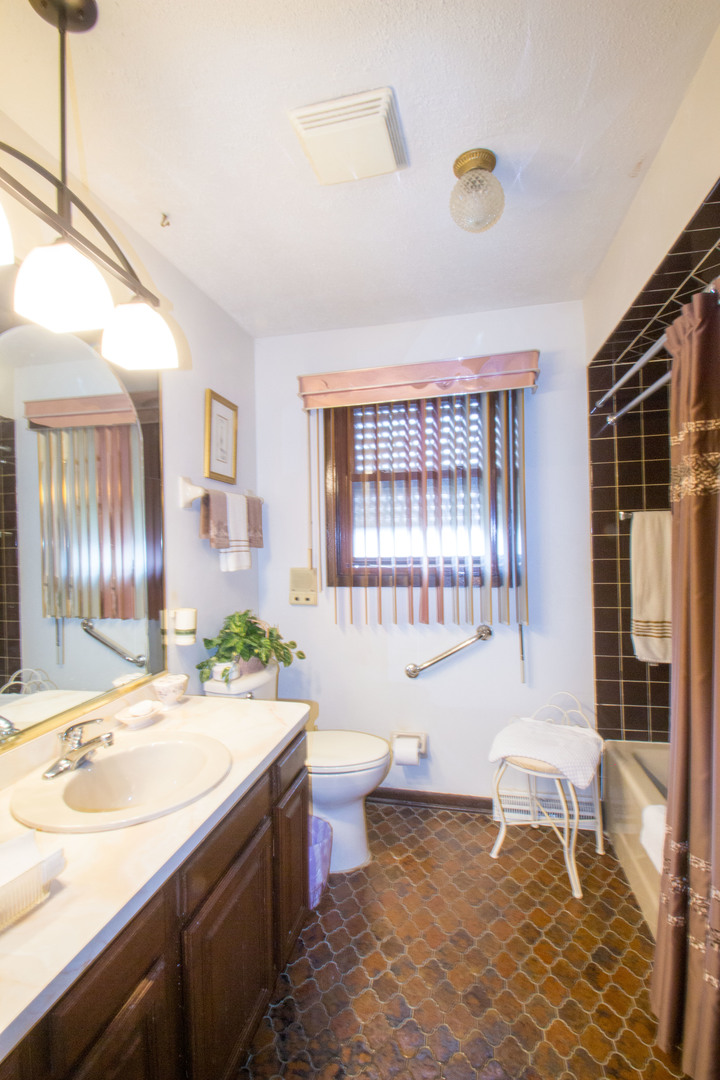 10656 South Rhodes Avenue Chicago IL 60628