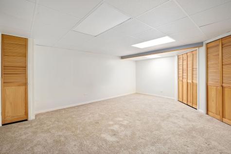 21 Kyle Court Willowbrook IL 60527